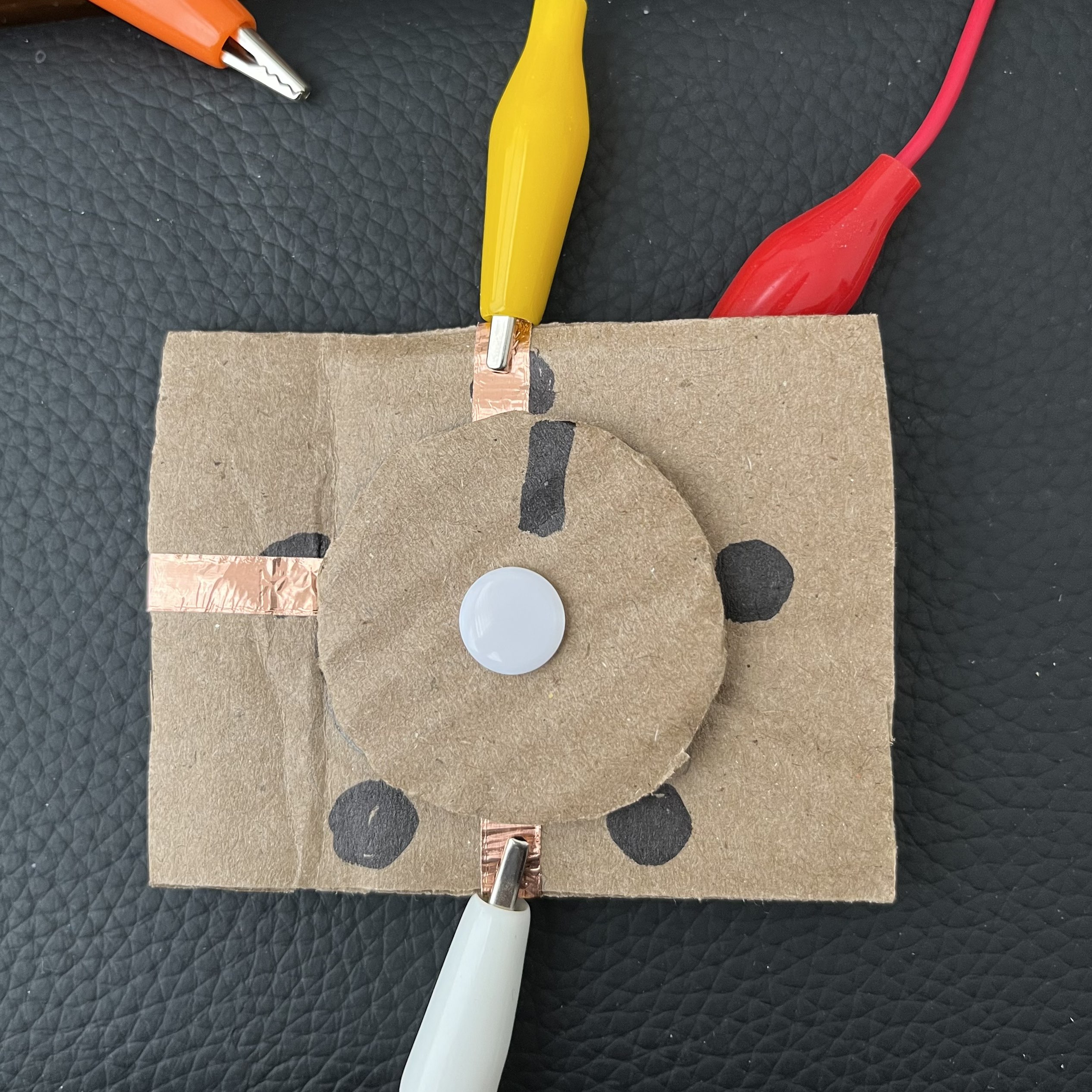 Making process, I inserted a pin into the knob to allow it to rotate. I also added a marker on the knob to indicate where the connection is triggered.